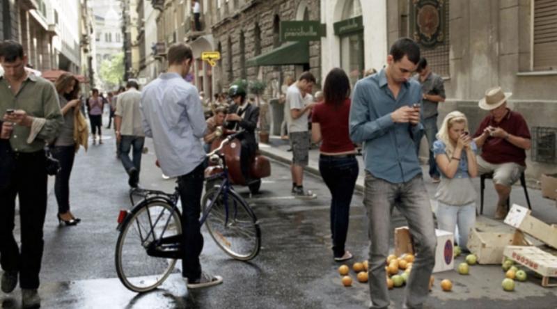 Un tânăr a renunțat la telefonul mobil și în câteva zile a simțit o durere CUMPLITĂ! Ce s-a întâmplat