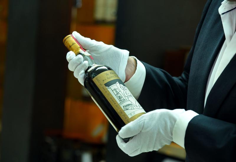 Băi, băiatule! S-a stabilit recordul mondial la prețul unei sticle de whisky: 958.000 de euro pentru o raritate din 1926!