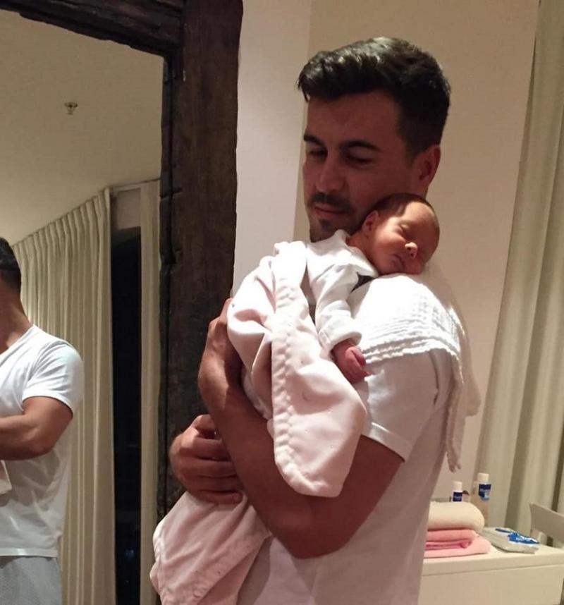 FOTO! Cum arată fiica Elenei Udrea, în brațele tatălui, după ce ea a fost arestată: "Dor de mami"