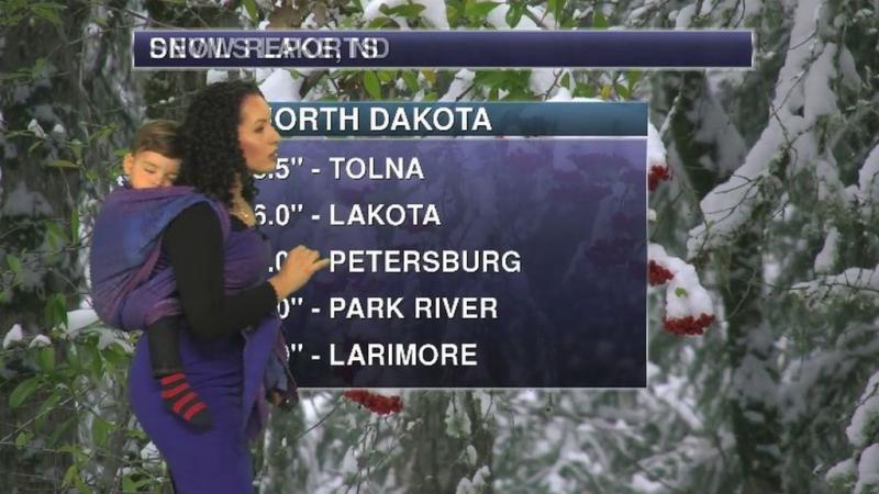 VIDEO TRĂZNET! De când ești, n-ai văzut așa ceva! A prezentat rubrica meteo cu propriul copil în spinare! Cel mic e dulce foc!