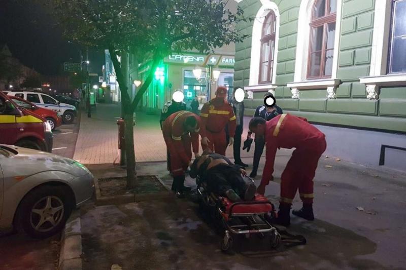 Caz revoltător! Bărbat rănit, lăsat de un echipaj medical să zacă în mijlocul străzii! Motivul pentru care nu l-a dus la spital