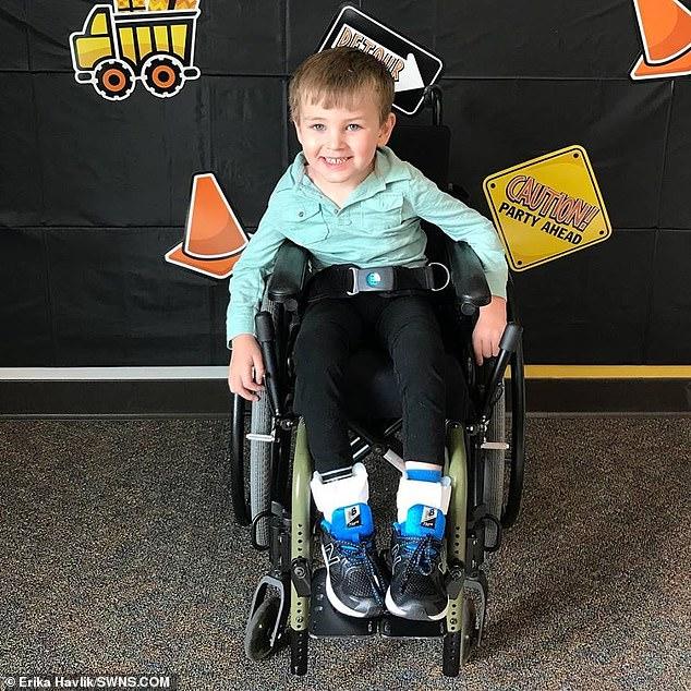 Halloween-ul l-ar putea UCIDE. Povestea băieţelului cu "nervi de sticlă": orice sperietură înseamnă moarte