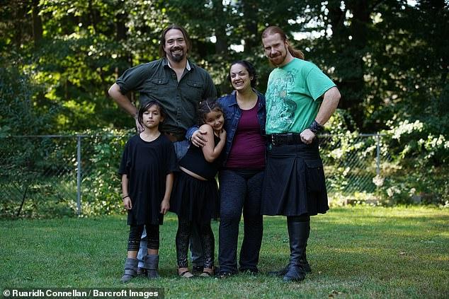 "Eu, soţul meu şi iubitul nostru". Cei trei dorm în acelaşi pat şi cresc două fetiţe