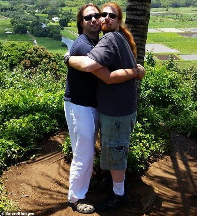 "Eu, soţul meu şi iubitul nostru". Cei trei dorm în acelaşi pat şi cresc două fetiţe