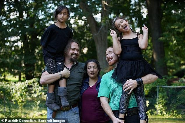 "Eu, soţul meu şi iubitul nostru". Cei trei dorm în acelaşi pat şi cresc două fetiţe