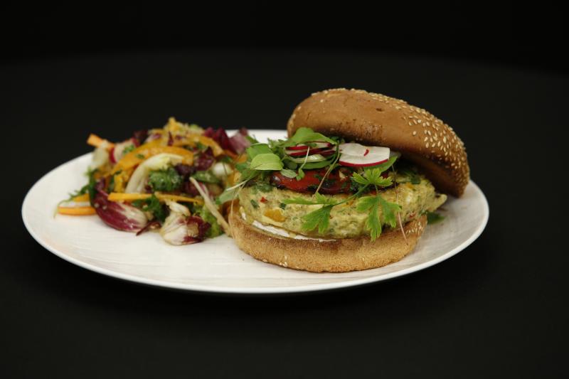 Quinoa și somon, vedete în farfuriile pregătite de jurații ”Chefi la cuțite” în ediția premieră