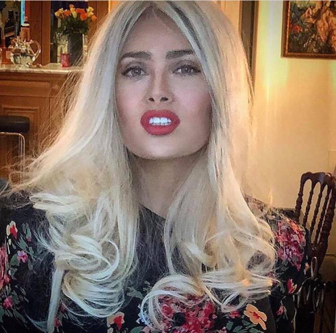 Schimbare radicală de look! Salma Hayek este total schimbată la 52 de ani