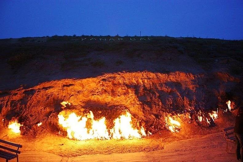 Așa ceva nu ai mai văzut! “Templul Focului”, locul în care flăcările ard fără oprire de aproape 4000 de ani, indiferent de climă