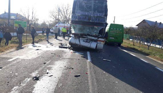 UPDATE: Autocar cu 35 de pasageri, implicat într-un accident în judeţul Argeş! Un bărbat a murit, alte patru persoane au fost rănite