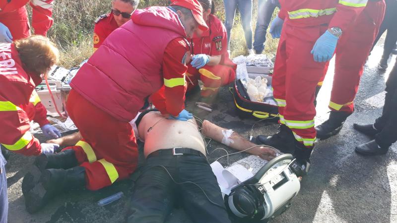 UPDATE: Autocar cu 35 de pasageri, implicat într-un accident în judeţul Argeş! Un bărbat a murit, alte patru persoane au fost rănite