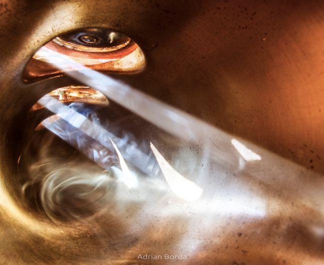 Un artist român a devenit celebru în întreaga lume după ce a făcut publice poze care surprind interiorul unor instrumente muzicale. Imaginile au ajuns virale!