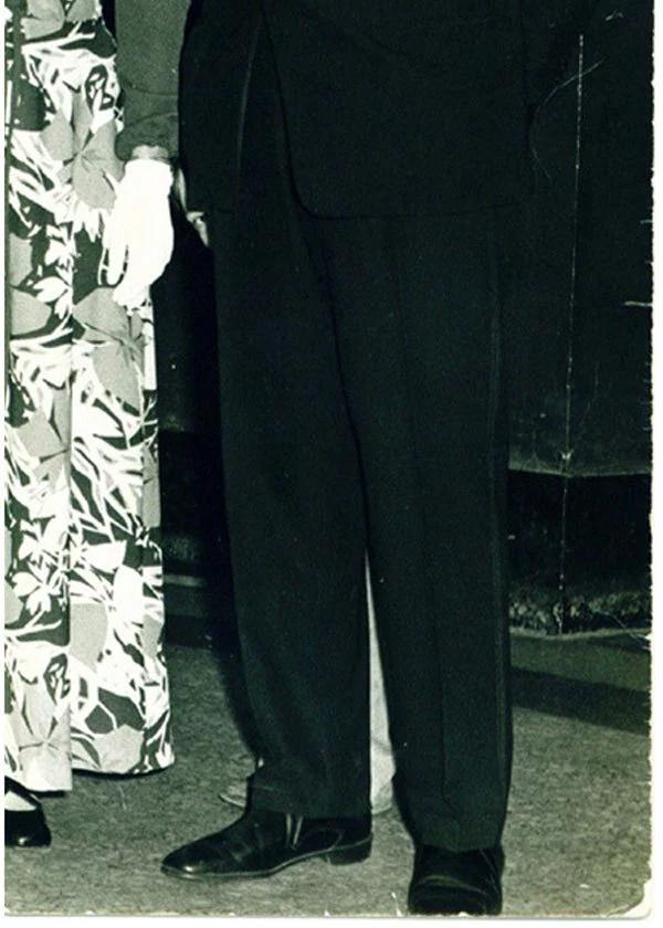 Oprește-te pentru o secundă și uită-te atent! Tu o vezi? O fantomă le-a apărut în fotografia de nuntă