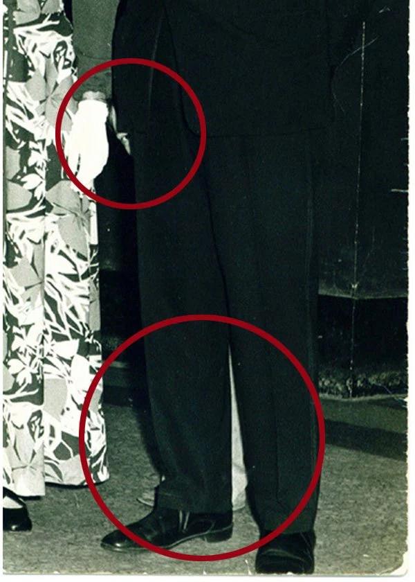 Oprește-te pentru o secundă și uită-te atent! Tu o vezi? O fantomă le-a apărut în fotografia de nuntă