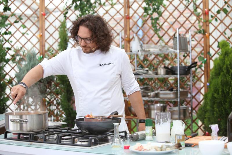 Chef Sorin Bontea, obligat să renunțe la tunica sa! Ce se întâmplă în emisiunea "Chefi la cuţite"