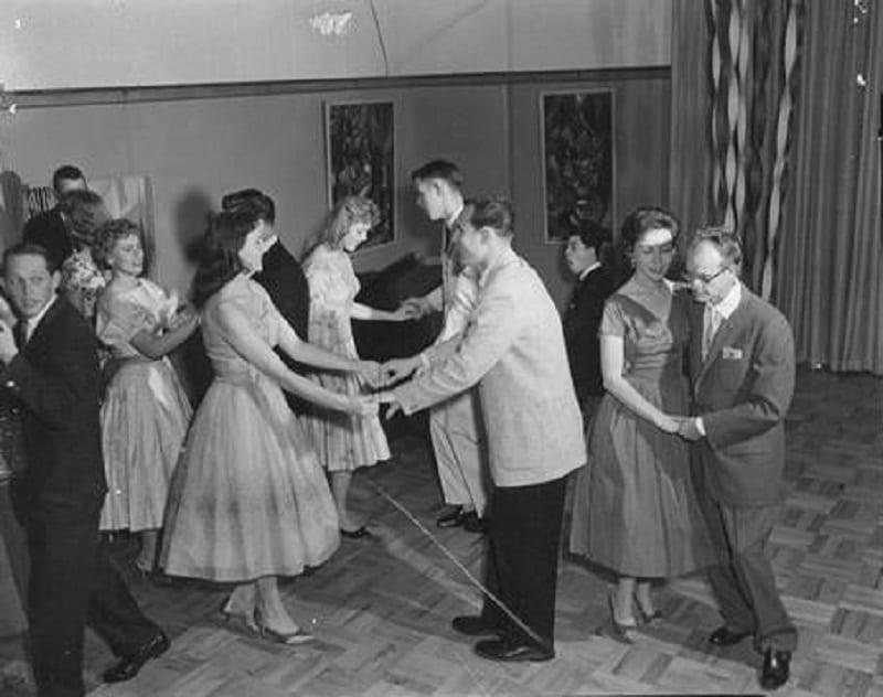 Cum îşi găseau femeile soţ, acum 60 de ani! "Poartă un bandaj şi..."