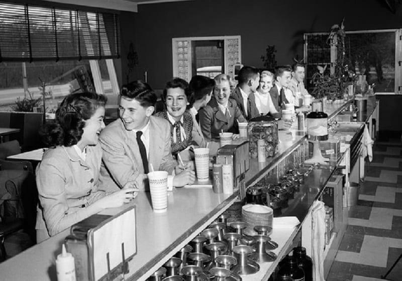 Cum îşi găseau femeile soţ, acum 60 de ani! "Poartă un bandaj şi..."