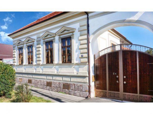 S-a scos la vânzarea cea mai frumoasă casă din România! Arhitectura sa fabuloasă l-ar face invidios chiar și pe Prințul Charles! Unde se află și cât costă!