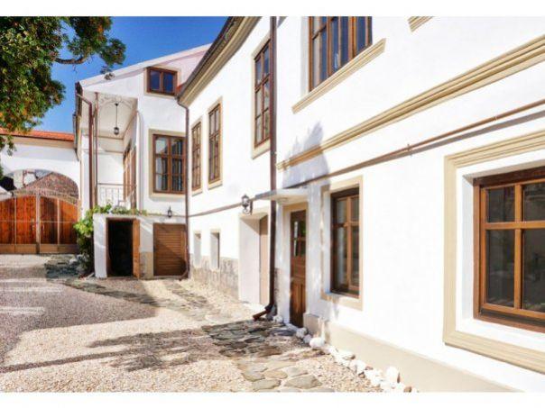 S-a scos la vânzarea cea mai frumoasă casă din România! Arhitectura sa fabuloasă l-ar face invidios chiar și pe Prințul Charles! Unde se află și cât costă!