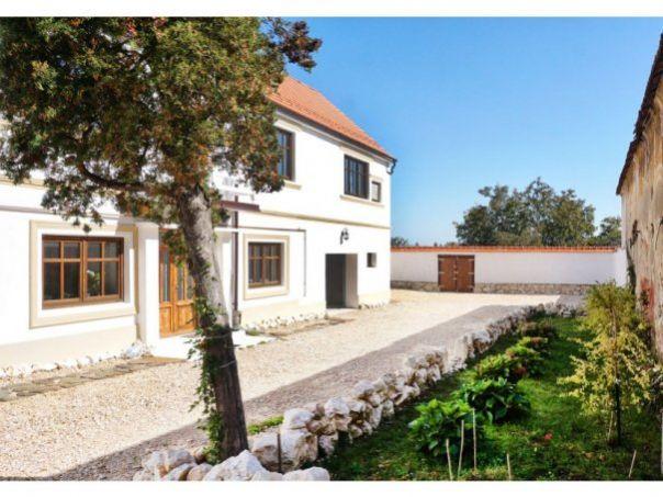 S-a scos la vânzarea cea mai frumoasă casă din România! Arhitectura sa fabuloasă l-ar face invidios chiar și pe Prințul Charles! Unde se află și cât costă!