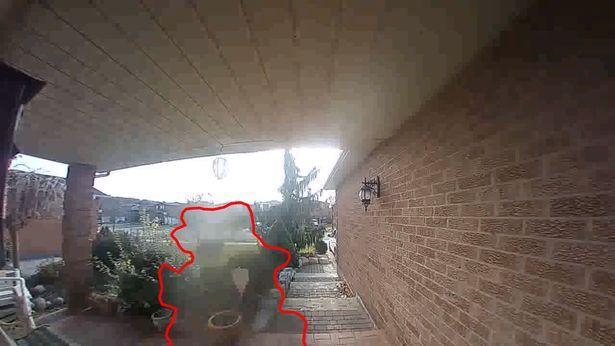 O familie a trăit spaima vieții! O fantomă le-a bătut la ușă! Totul a fost prins pe camerele de filmat