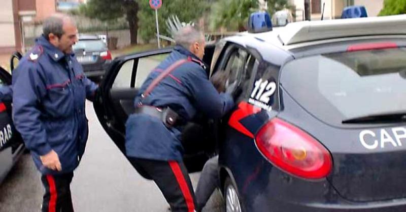 Un român, protagonistul unor scene șocante în Italia! S-a bătut cu patru polițiști și a înjunghiat doi dintre ei cu o șurubeliță - FOTO