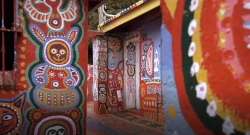 Cum să nu îl iubești? Un bunic de 96 de ani și-a pictat satul, ca să îl salveze de la distrugere. „Mi se spune Bunicul Curcubeu” – FOTO