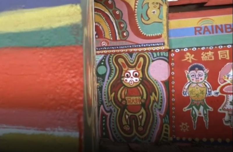 Cum să nu îl iubești? Un bunic de 96 de ani și-a pictat satul, ca să îl salveze de la distrugere. „Mi se spune Bunicul Curcubeu” – FOTO