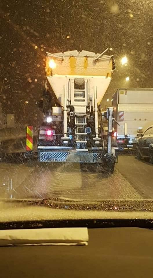 România, lovită de iarnă la mijlocul lunii noiembrie! Mai multe mașini au fost avariate, iar șapte drumuri, închise circulației