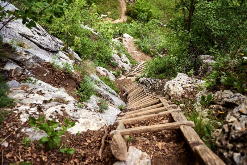 Ineleț, locul unde se ajunge doar cu scara. ”Popa vine de patru ori pe an. Și moartea suie greu”. Fiecare copil are computer...