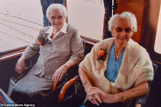 Au 102 ani! Cele mai bătrâne gemene își dezvăluie secretul longevității. Două obiceiuri simple și plăcute le-au ajutat „să schimbe” 20 de prim-miniștri!