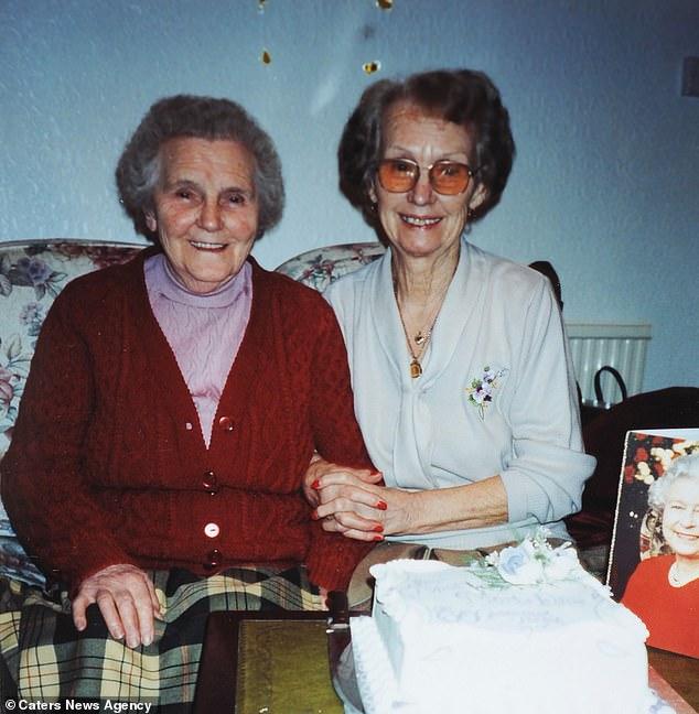 Au 102 ani! Cele mai bătrâne gemene își dezvăluie secretul longevității. Două obiceiuri simple și plăcute le-au ajutat „să schimbe” 20 de prim-miniștri!