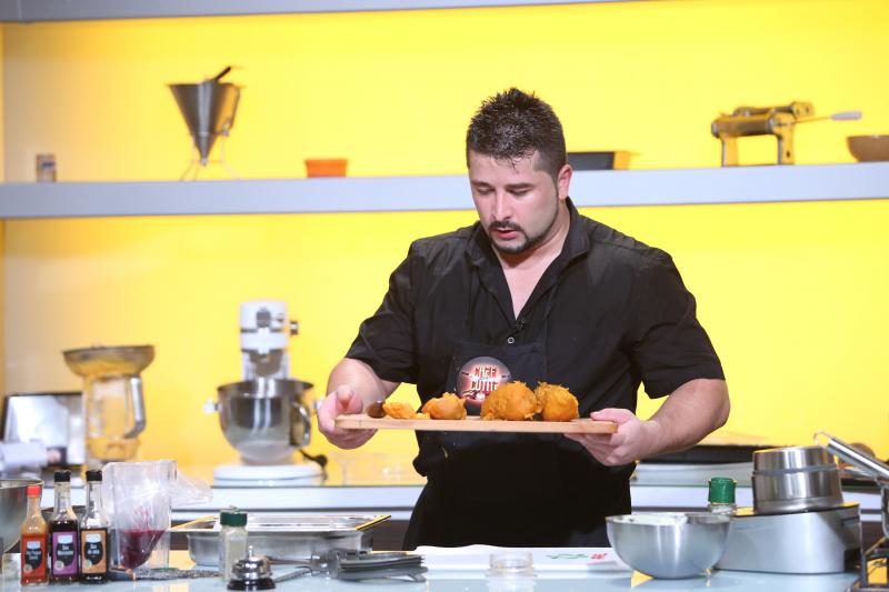 Bontea s-a accidentat grav la deget, de dragul victoriei! Ediție plină de surprize la „Chefi la cuțite”, cu rețete de care sigur nu ai auzit