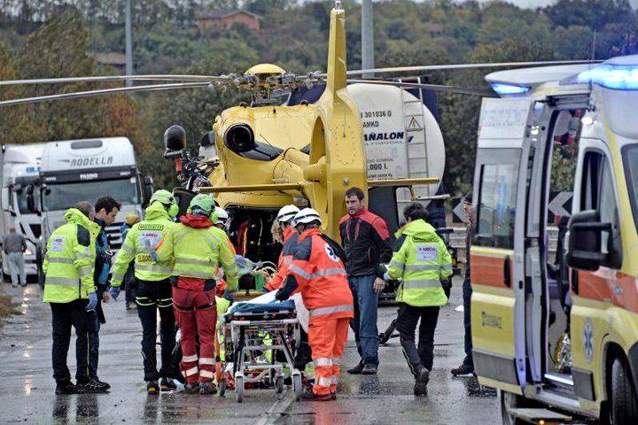 Două tinere, rănite într-un accident grav, în nordul Italiei! Una dintre ele se zbate între viață și moarte! A fost dusă la spital cu ELICOPTERUL