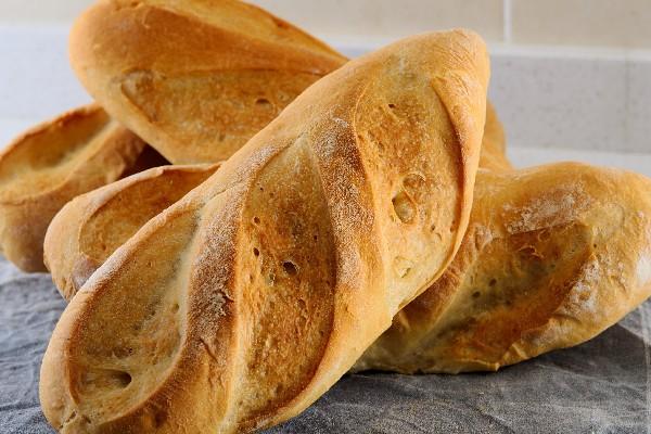 Lovitură CUMPLITĂ pentru buzunarele românilor! Cel mai consumat aliment s-a SCUMPIT