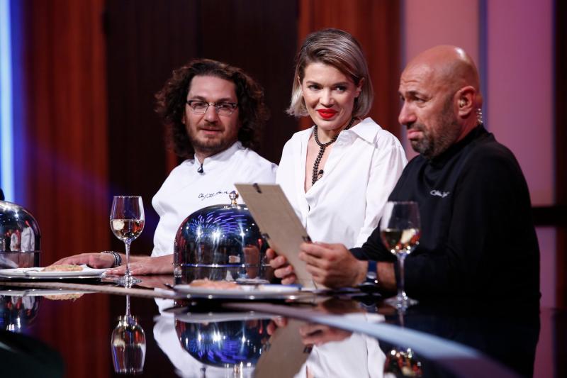 Marți seară, de la 20:00, pe Antena 1: Un pictor cu handicap la mâini gătește la ”Chefi la cuțite”