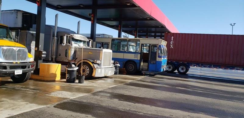 Povestea americanului care şi-a cumpărat un autobuz românesc din Feteşti şi a călătorit cu el până în New Jersey a făcut înconjurul lumii. Ce a pățit americanul cu autobuzul Rocar