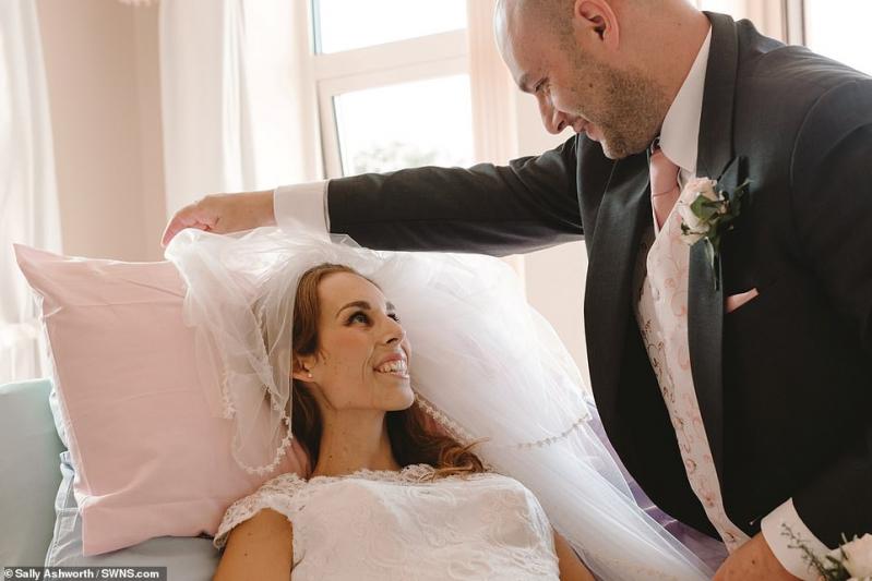 ,, Cea mai frumoasă și mai dureroasă zi a noastră,, S-au căsătorit pe patul de spital cu câteva zile înainte ca ea să fie răpusă de o formă rară de cancer