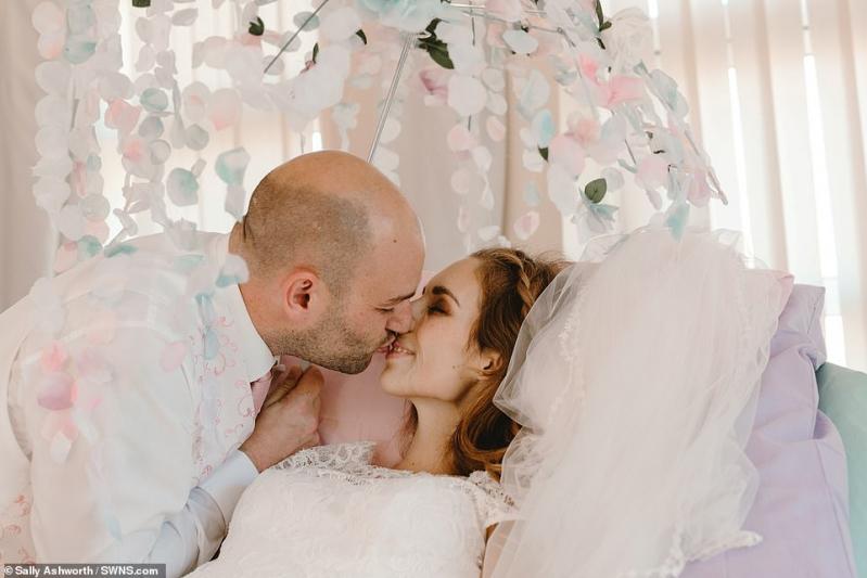 ,, Cea mai frumoasă și mai dureroasă zi a noastră,, S-au căsătorit pe patul de spital cu câteva zile înainte ca ea să fie răpusă de o formă rară de cancer