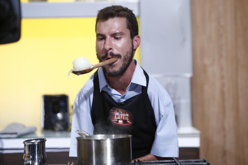 Marian a gătit cu picioarele și i-a dat gata pe toți! E pictor la Barcelona, se descurcă fără mâini și este zilnic...UN EROU!