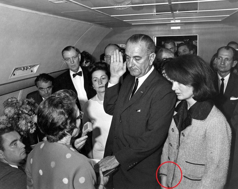 55 de ani de la asasinarea lui Kennedy. Secretul uluitor legat de costumul roz al lui Jacqueline, pătat cu sânge și creier – FOTO