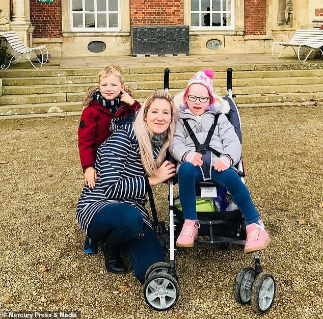 „Fetița mea plânge și țipă de foame, dar nu am voie să o hrănesc!” Povestea șocantă a copilei care ar putea mânca până la moarte