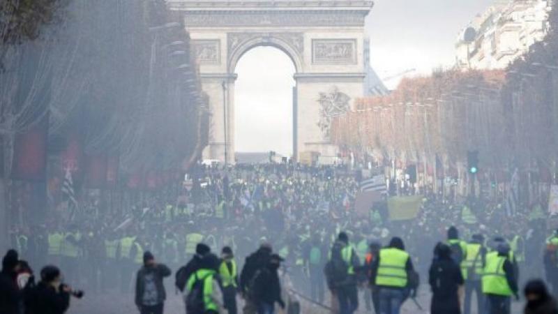 Ciocniri violente și gaze lacrimogene! Zeci de mii de oameni au ieșit în stradă să protesteze