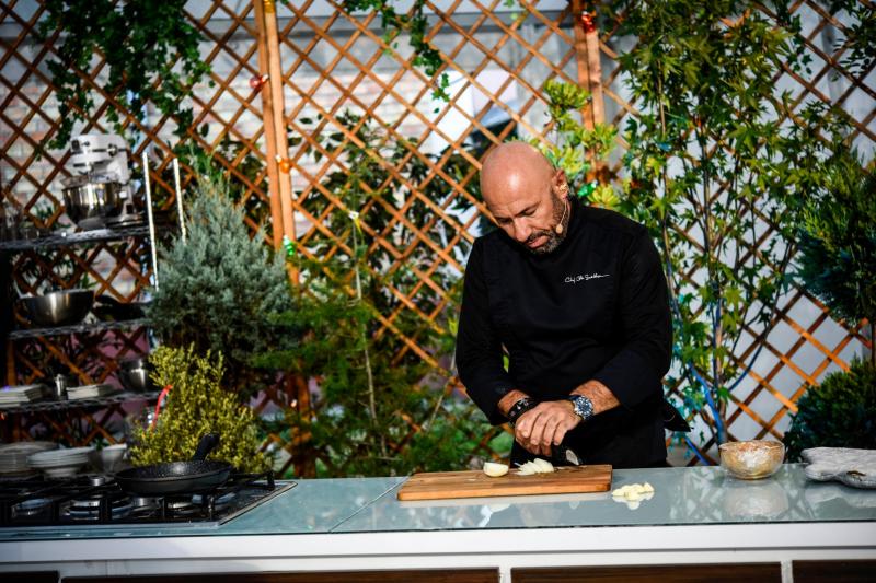 Surpriză la „Chefi la cuțite”! Primul bucătar român apărut la televizor îi jurizează pe cei trei chefi!