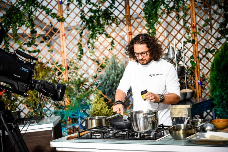 Surpriză la „Chefi la cuțite”! Primul bucătar român apărut la televizor îi jurizează pe cei trei chefi!