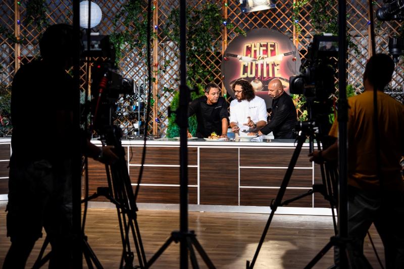 Surpriză la „Chefi la cuțite”! Primul bucătar român apărut la televizor îi jurizează pe cei trei chefi!