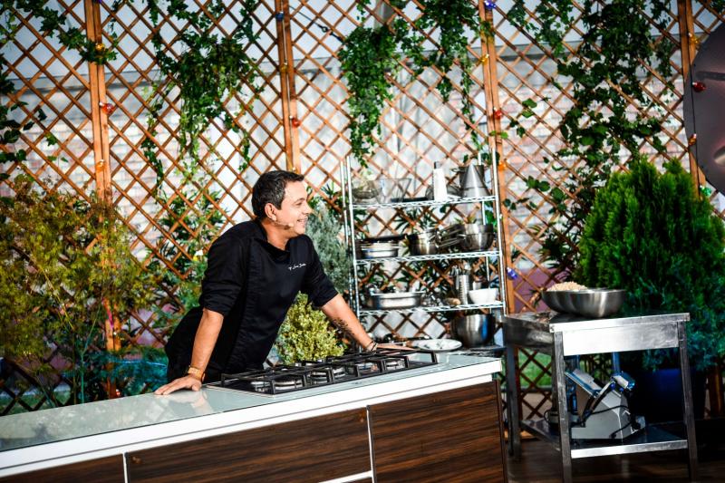 Surpriză la „Chefi la cuțite”! Primul bucătar român apărut la televizor îi jurizează pe cei trei chefi!