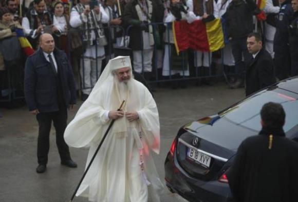 Bolidul de 140.000 de euro cu care Patriarhul Daniel a sosit la Catedrala Mântuirii Neamului nu are poliță RCA validă! Explicațiile Patriarhiei
