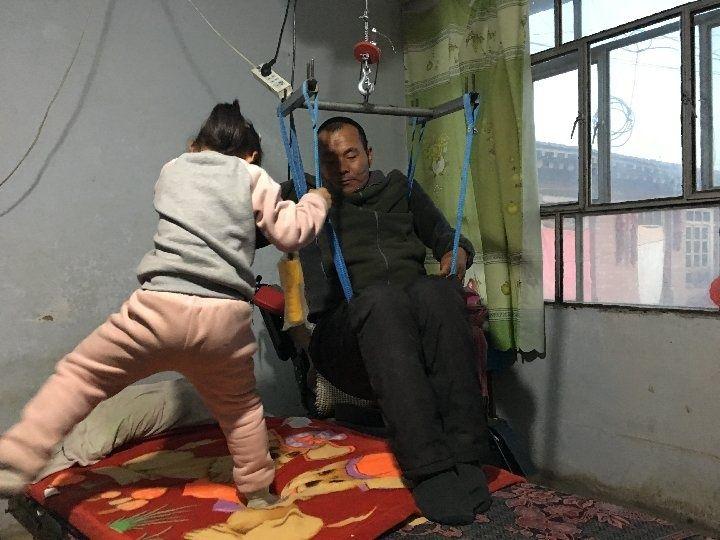 Video! O fetiță de 6 ani topește inimile tuturor! La o vârstă extrem de fragedă fetița este singurul ajutor pentru tatăl său imobilizat la pat!