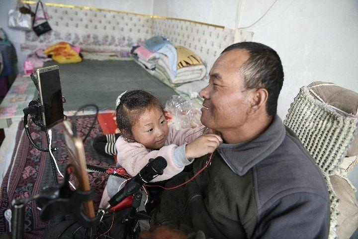 Video! O fetiță de 6 ani topește inimile tuturor! La o vârstă extrem de fragedă fetița este singurul ajutor pentru tatăl său imobilizat la pat!