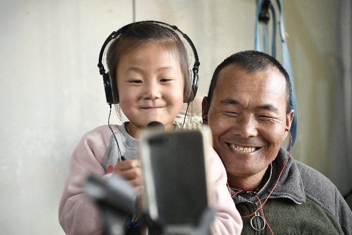 Video! O fetiță de 6 ani topește inimile tuturor! La o vârstă extrem de fragedă fetița este singurul ajutor pentru tatăl său imobilizat la pat!